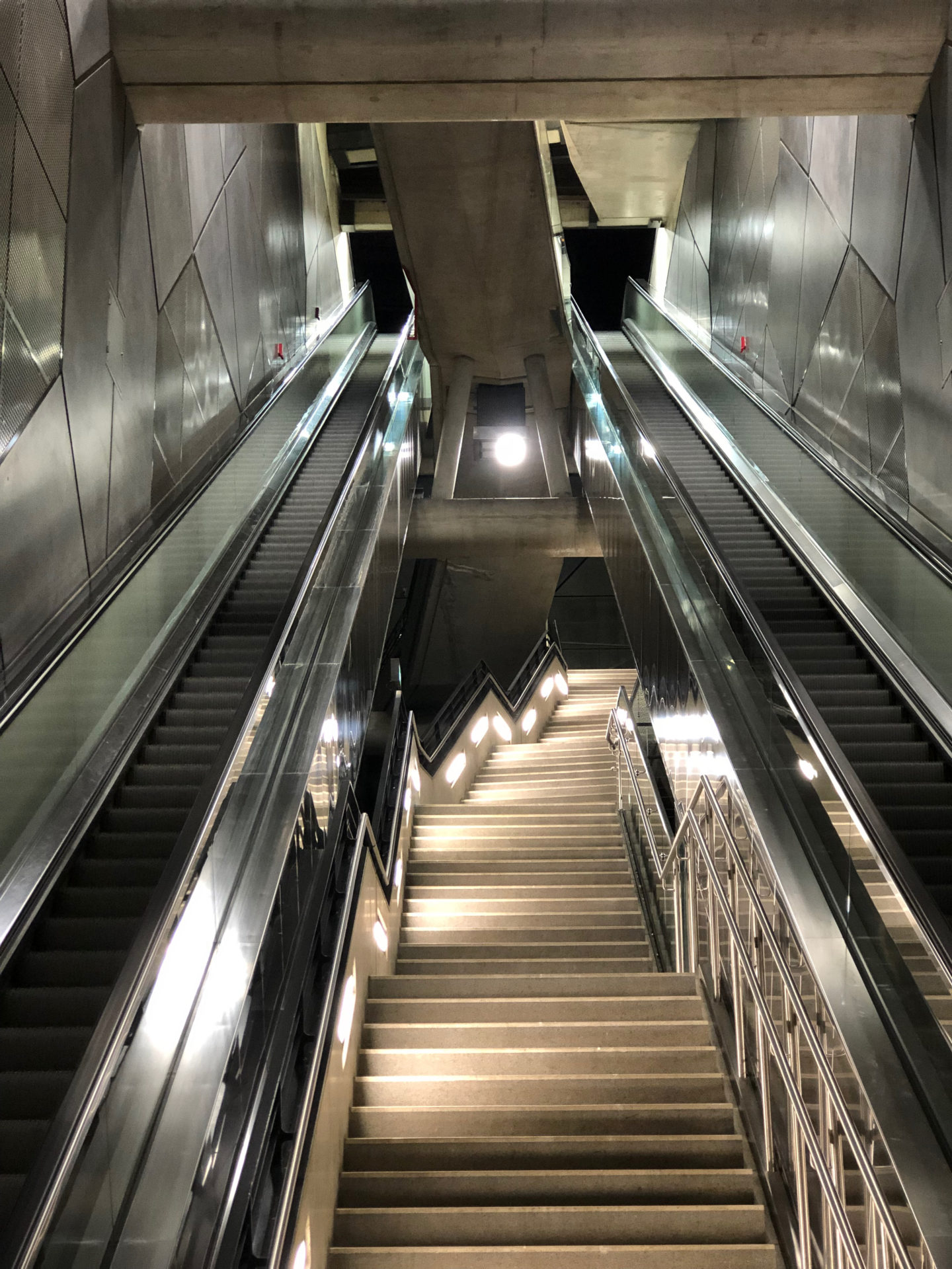 U-Bahnstation Severinstraße in der Kölner Südstadt ohne Menschen