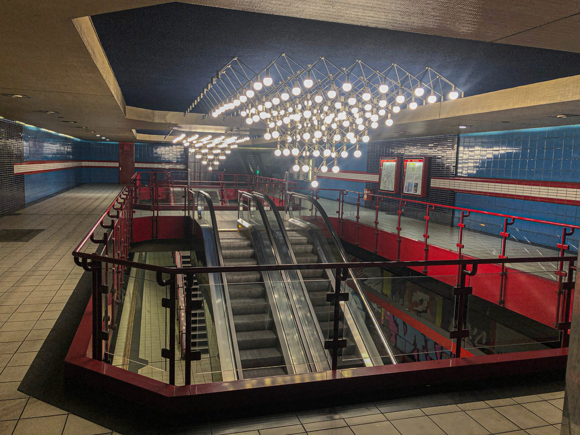 U-Bahnstation Piusstraße in Köln mit Lichtinstallation von Gerd Winner