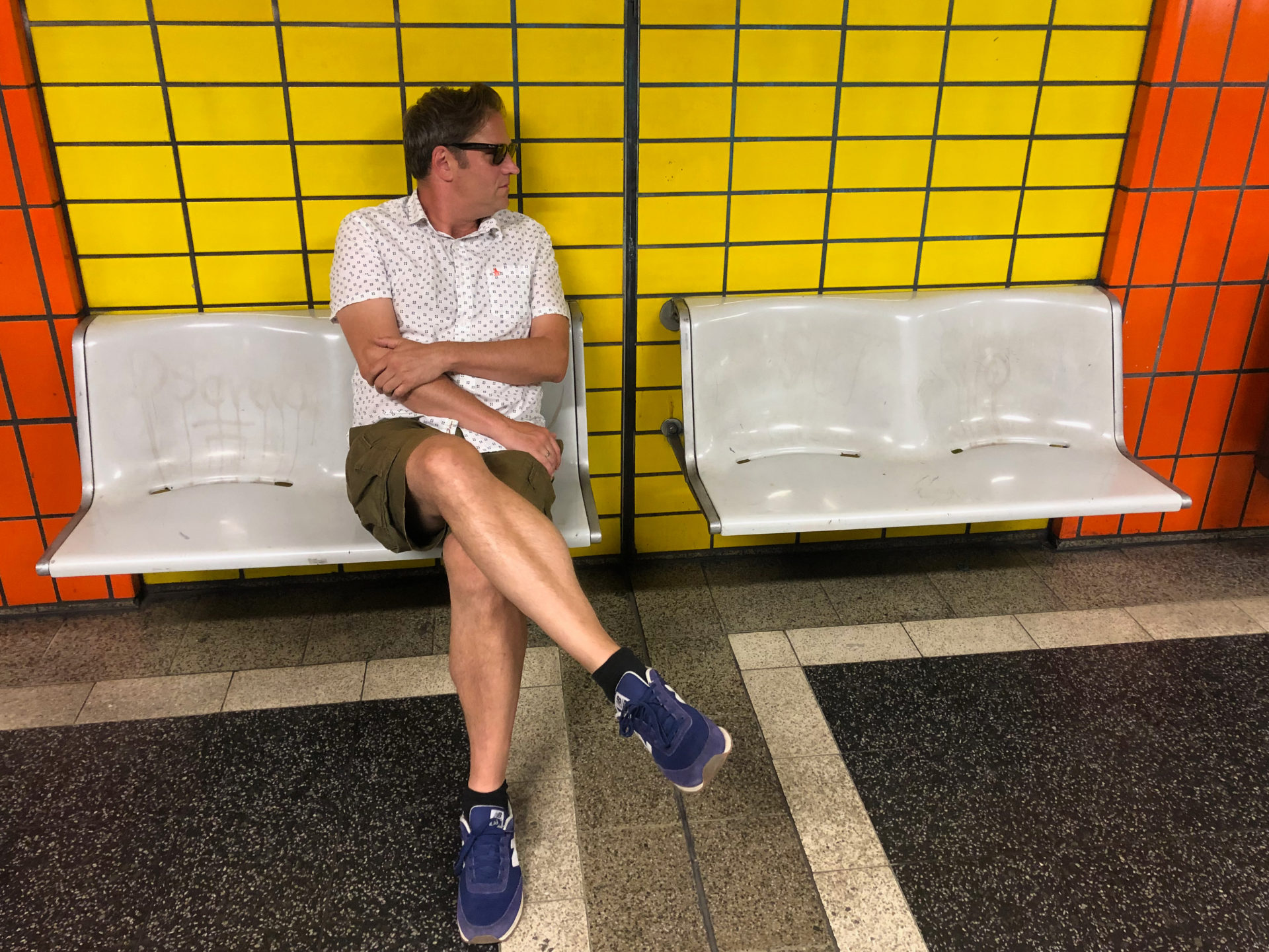 Autor auf einem Hartschalensitz mit gelben und orangenen Fliesen in der Kölner U-Bahn