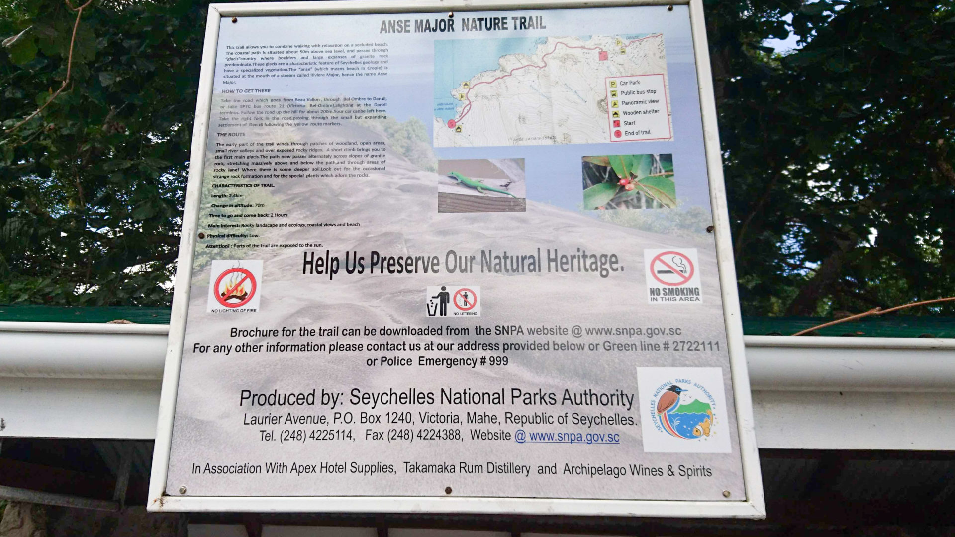 Schild das den Weg zum Anse Major Nature Trail weist