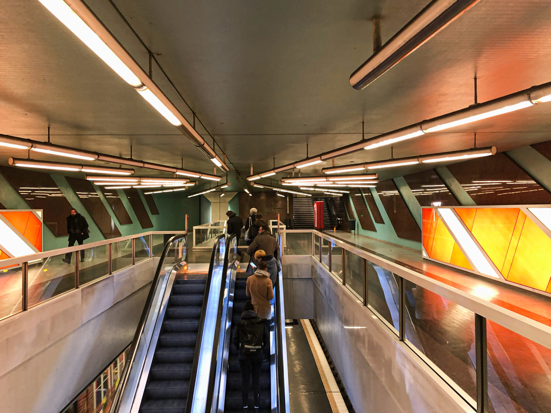 Lichtkunst über Rolltreppe im U-Bahnhof Körnerstraße