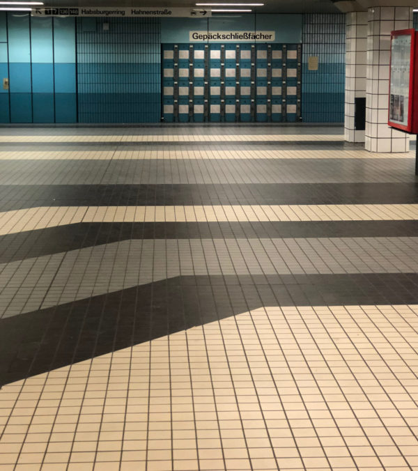 Der U-Bahnhof am Kölner Friesenplatz mit Fliesen und Gepäckfächern