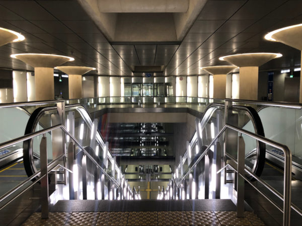 Rolltreppe und tragende Säulen mit viel Licht in der U-Bahnstation Chlodwigplatz in Köln