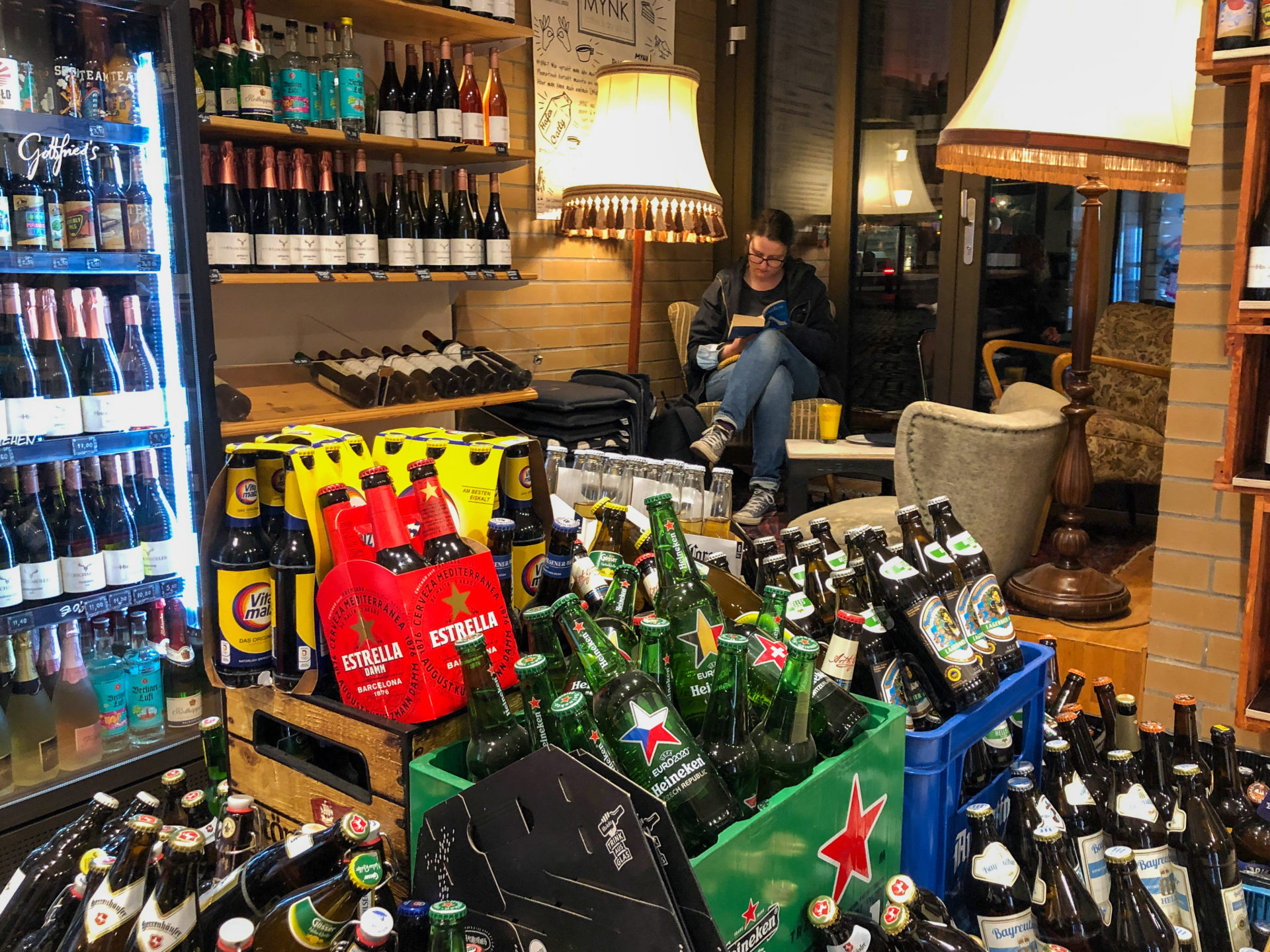 Blick in Gottfrieds Kiosk in Hannover mit jede Menge Bier