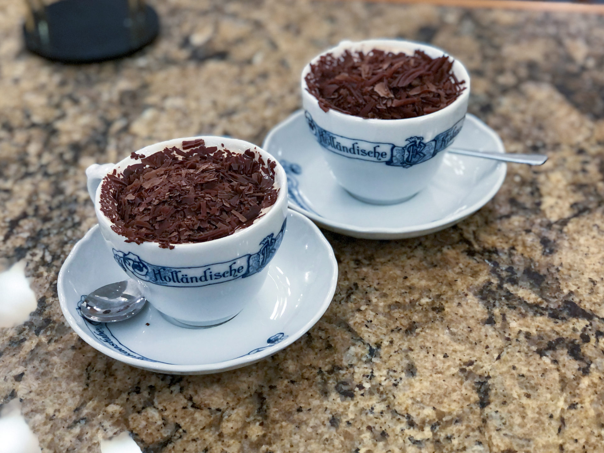 Zwei Tassen heiße Schokolade in der Holländischen Kakaostube in Hannover