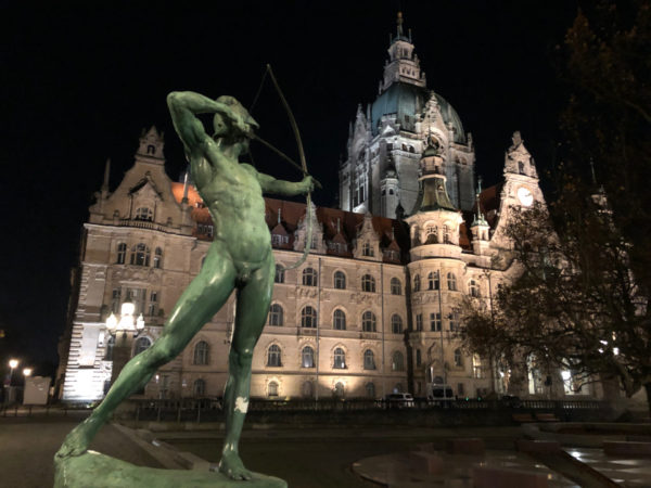Statue mit Pfeil und Bogen vor dem Neuen Rathaus in Hannover