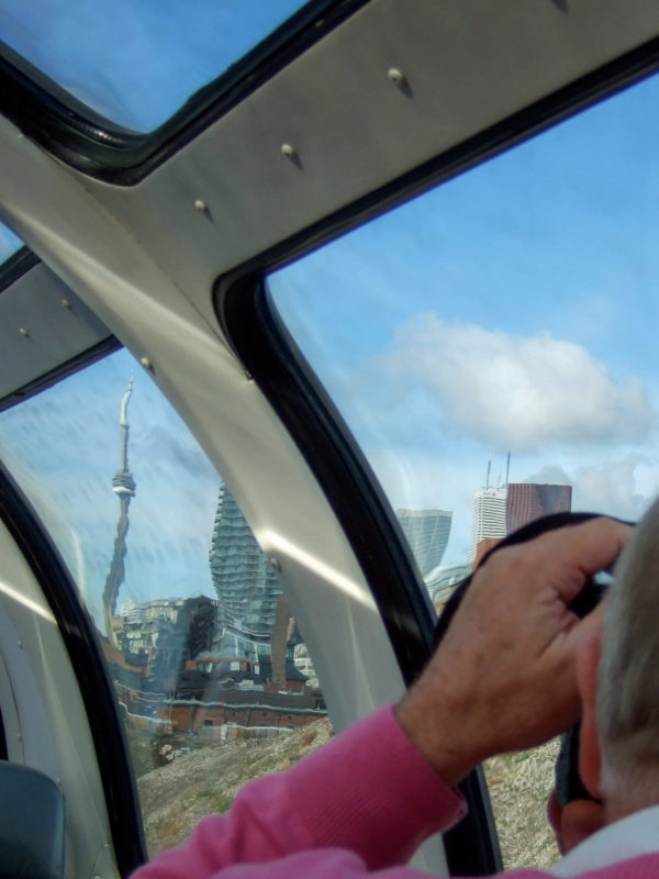 Passagier fotografiert den CN-Tower in Toronto aus dem Bullet Wagon des Canadian