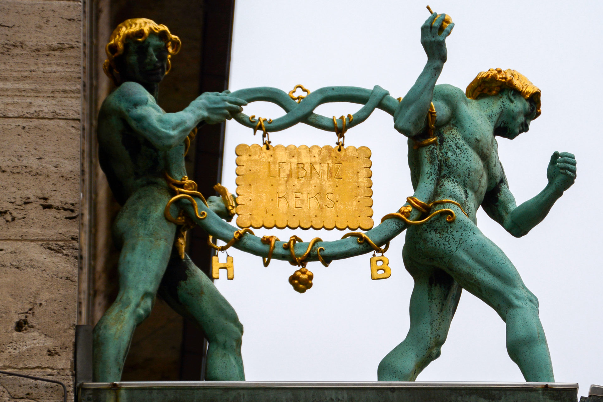 Figuren tragen einen goldenen Leibniz-Keks