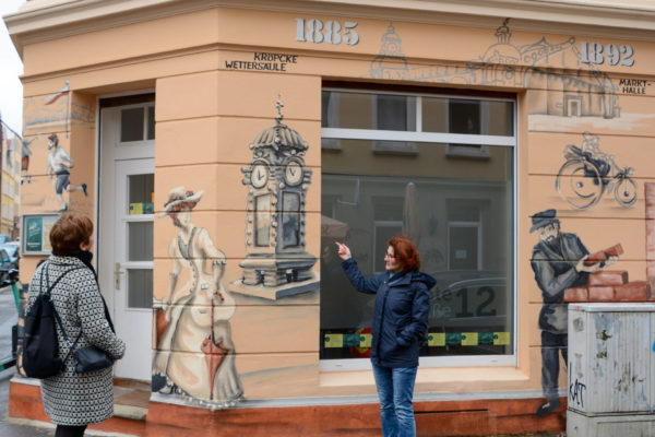 Zwei Frauen vor einem Wandgemälde in Hannover-Limmer