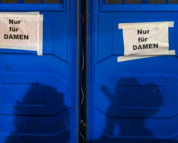 Zwei Dixieklos im Kölner Karneval mit der Aufschrift »Nur für Damen«