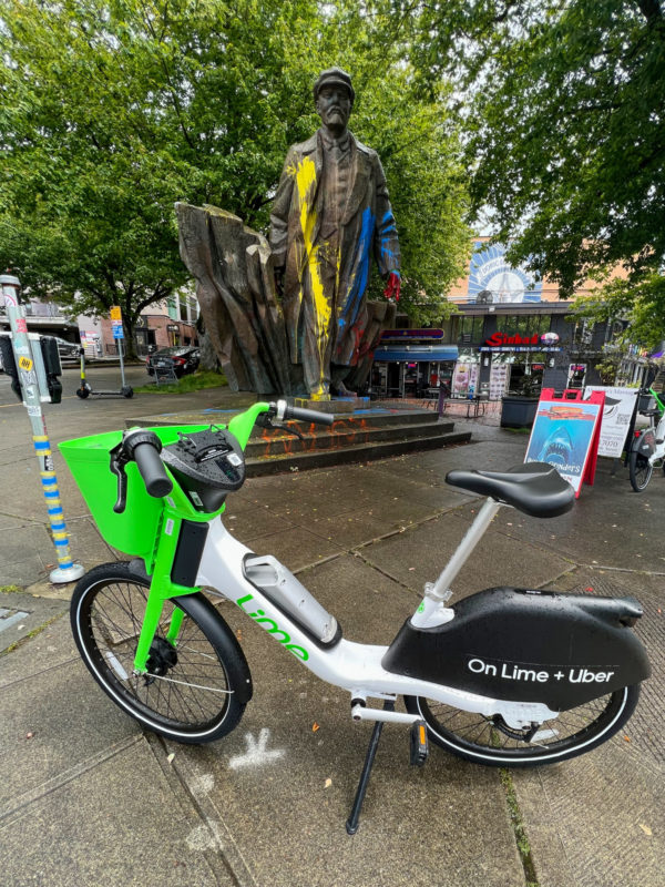 Lenin-Skulptur mit Ukraine-Anstrich in Freemont mit E-Bike von Lime in Seattle