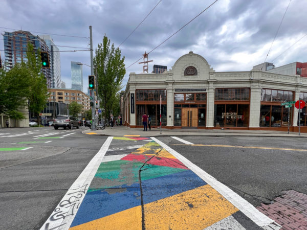 Regenbogenfarben vor dem Starbucks Reserve im Viertel Pike/Pine in Seattle