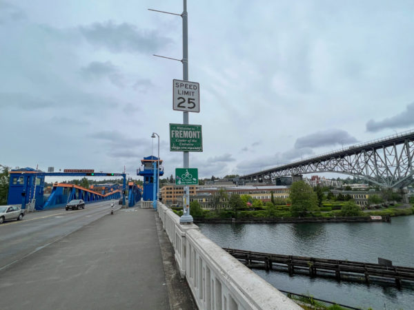 Schild mit der Aufschrift »Center of the Universe« auf der Brücke zum Stadtteil Freemont in Seattle