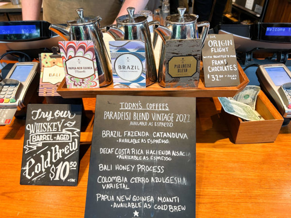 Große Auswahl an Kaffee im Starbucks Reserve in Seattle