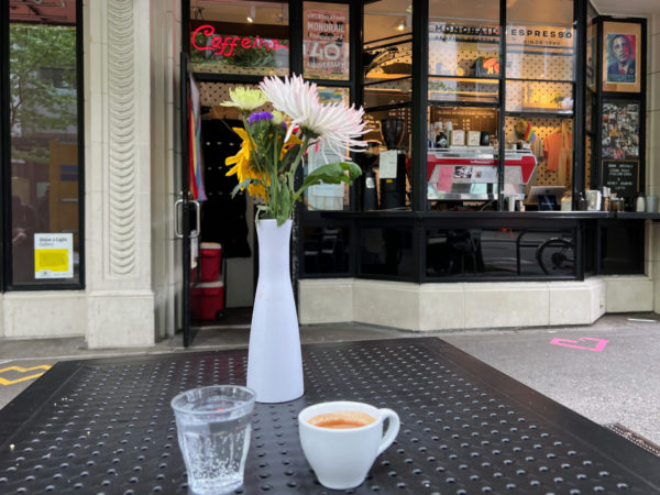 Kaffee mit Blumen und Wasser bei Monorail Espresso in Seattle
