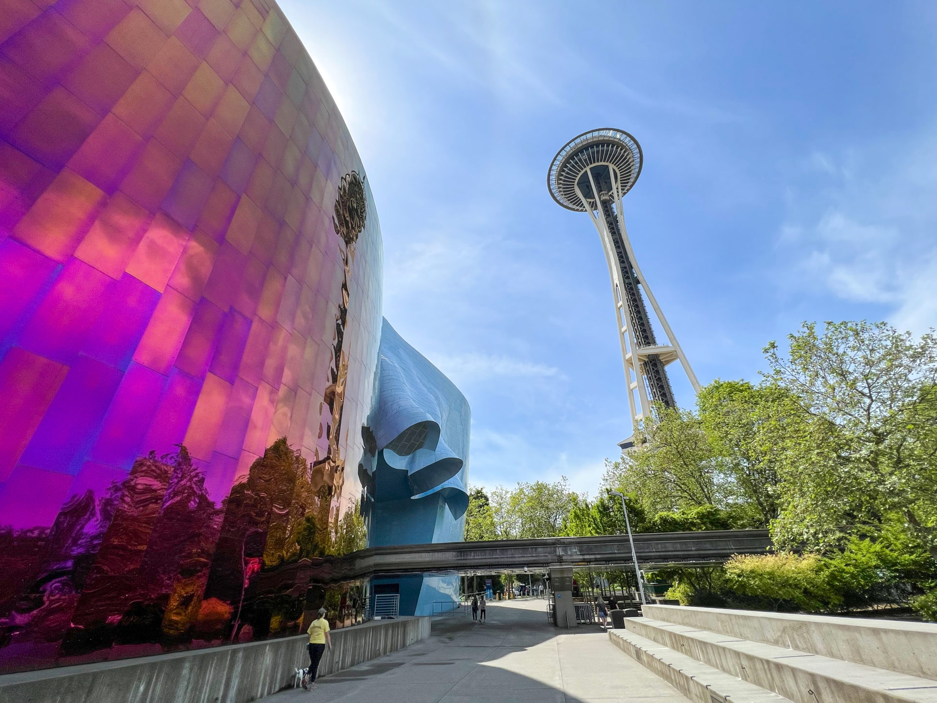Das Museum of Popular Culture von Frank O. Gehry und die Space Needle gehören zu den Sehenswürdigkeiten von Seattle