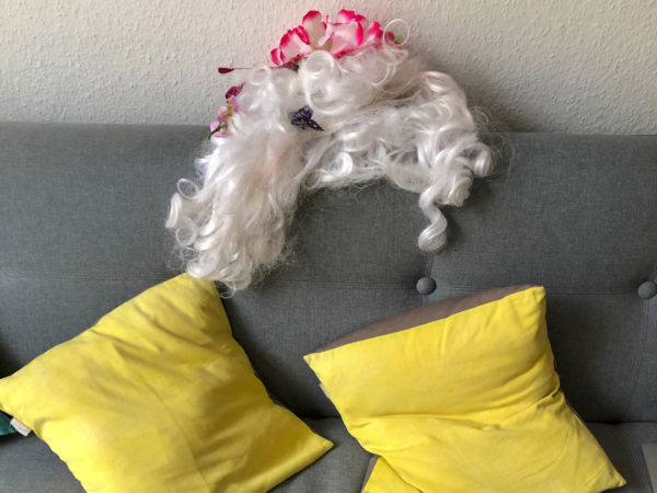 Perücke auf einem Sofa nach dem letzten Karnevalstag in Köln