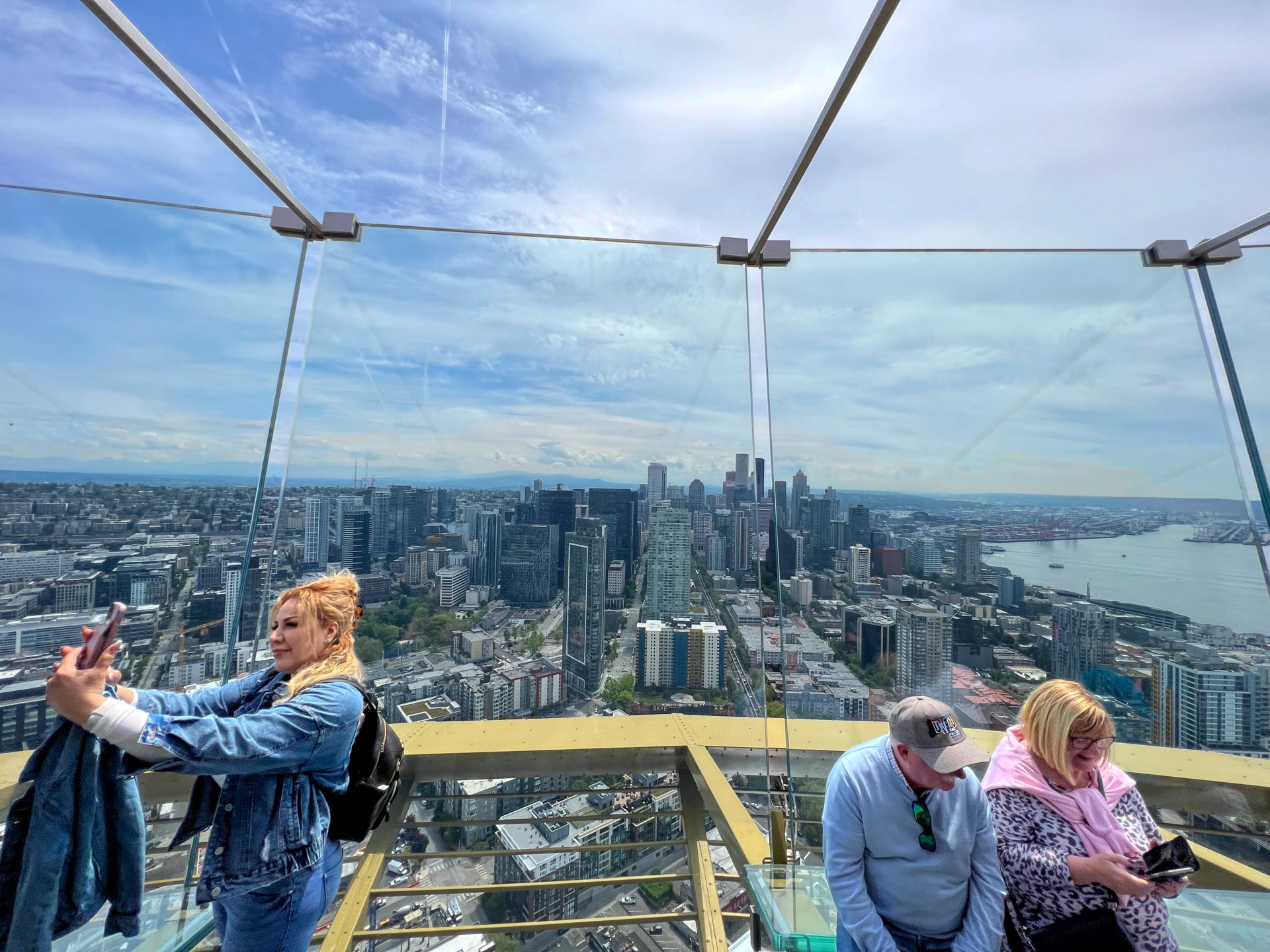 Eine Frau macht ein Selfie auf der Aussichtsplattform der Space Needle in Seattle
