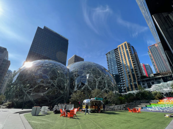 Doppelte Glaskugel The Spheres mit Street Food Stand und Wiese in Seattle