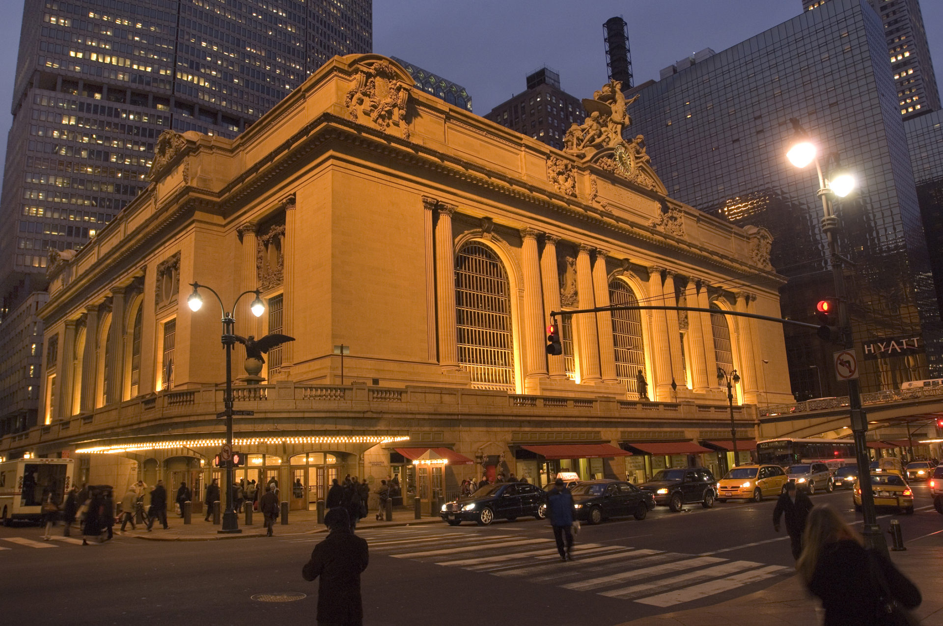 Abendliche Aufnahme der Aussenfassade von Grand Central Station in New York
