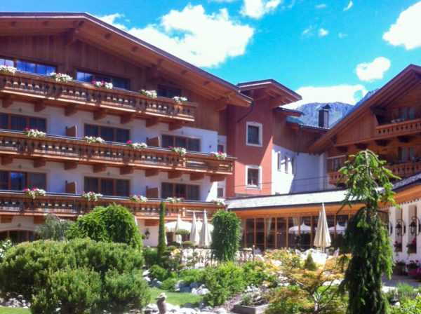 Außenansicht des Hotel Quelle im Gsieser Tal in Südtirol