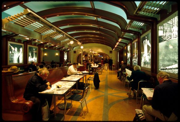 Detail aus dem Untergeschoss mit Tischen und Passagieren im Bahnhof von New York