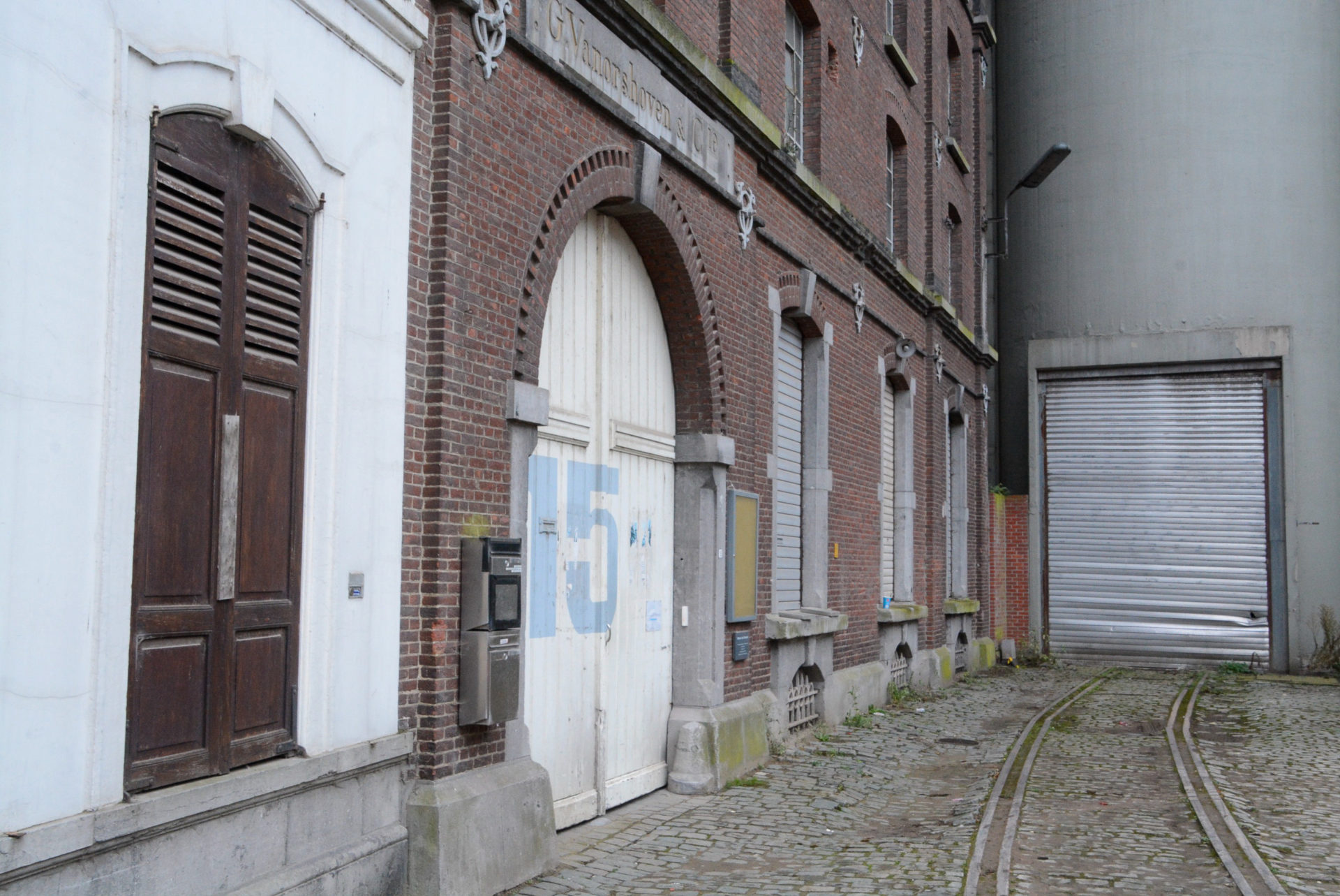 Bahnschienen in Leuven enden vor vor einem geschlossenem Tor