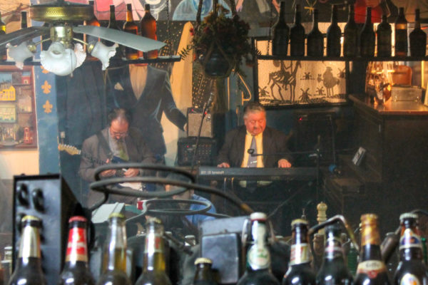 Die Band von Manuel Fuentealba in der Bar Cinzano in Valparaiso