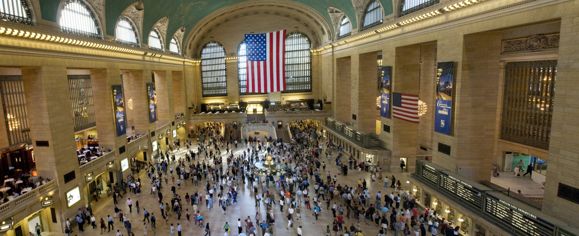 Blick ins Terminal von Grand Central mit großer amerikanischer Flagge