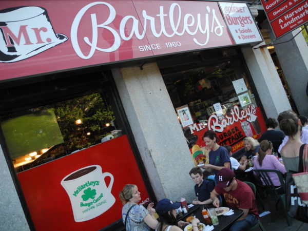 Fassade des Burger-Restaurants Bartley's in Boston