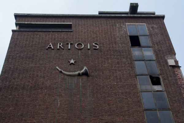 Das Logo von Stella Artois an einem Backsteinbau in Leuven