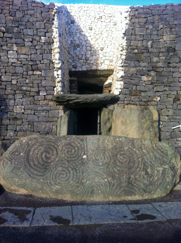 Eingang zum Hügelgrab bei Newgrange mit runenverziertem Hinkelstein