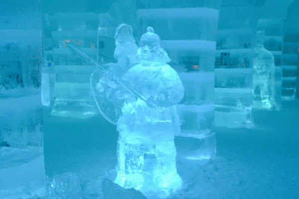 Eisskulpturen im Eishotel Sorrisniva in norwegisch Lappland