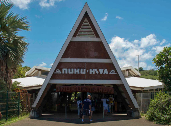 Empfangsterminal in Form eines Wigwam am Flughafen von Nuku Hiva auf den Marquesas