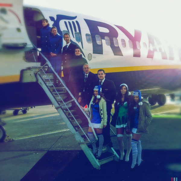 Crew und Models auf Flugzeugtreppe Erstflug Ryanair Maastricht