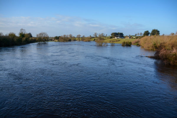 Flusslandschaft im irischen Newgrange