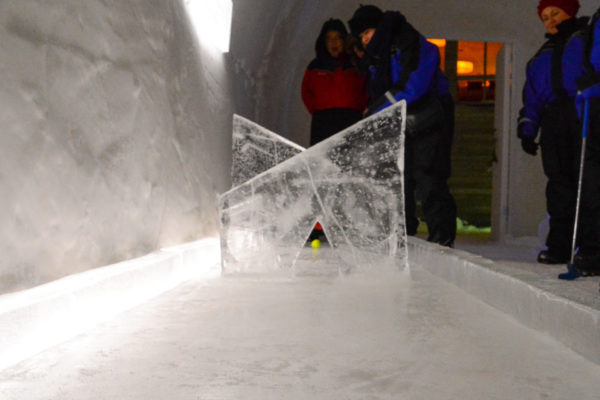 Hindernisse beim Eisminigolf im Eishotel Sorrisniva