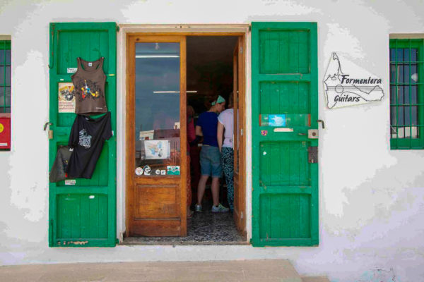 Ladenlokal von Formentera Guitars auf der Baleareninsel