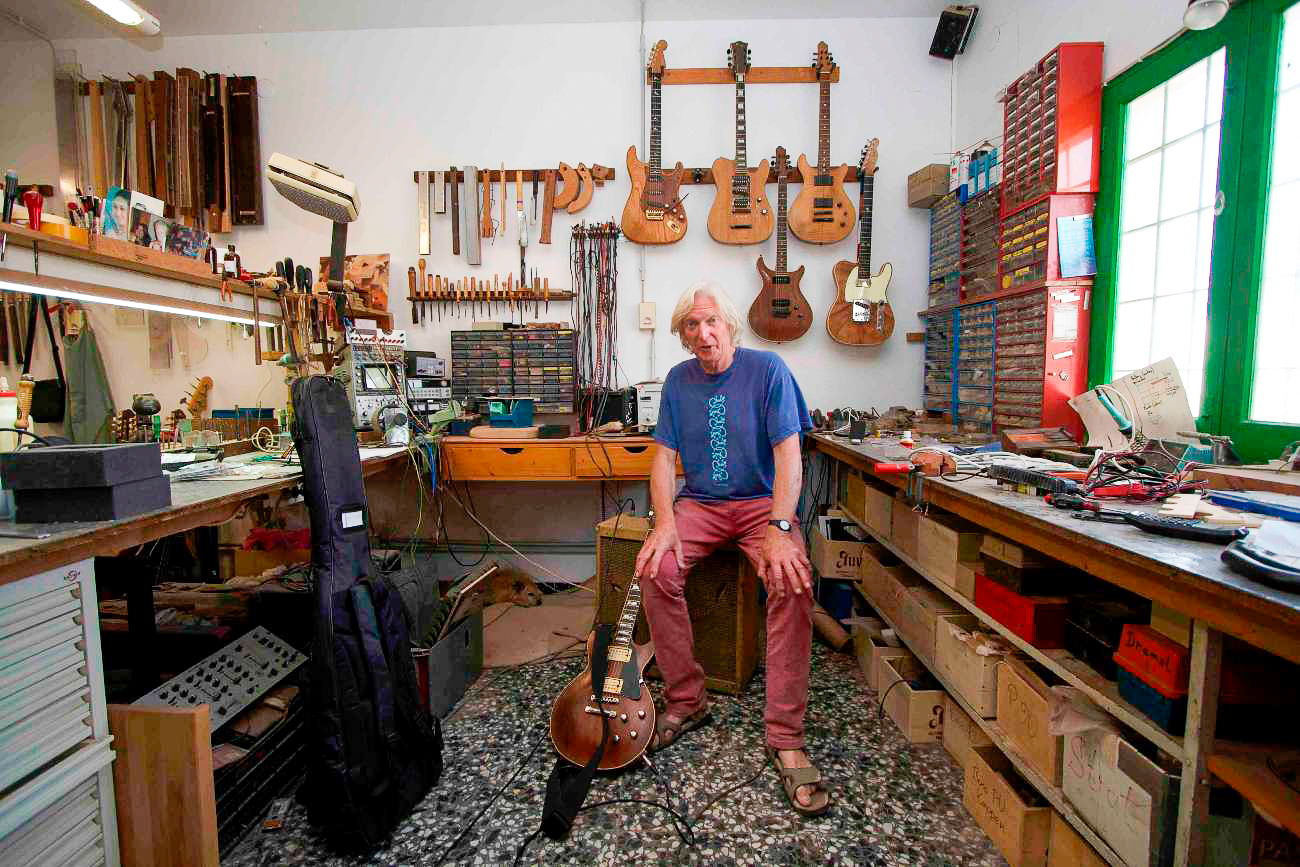 Gitarrenbauer Ekkehard Hoffmann in seiner Werkstatt auf Formentera