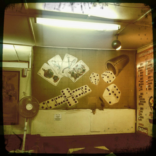 Wand mit Glücksspiel-Gemälde in der Bar Cinzano in Valparaiso