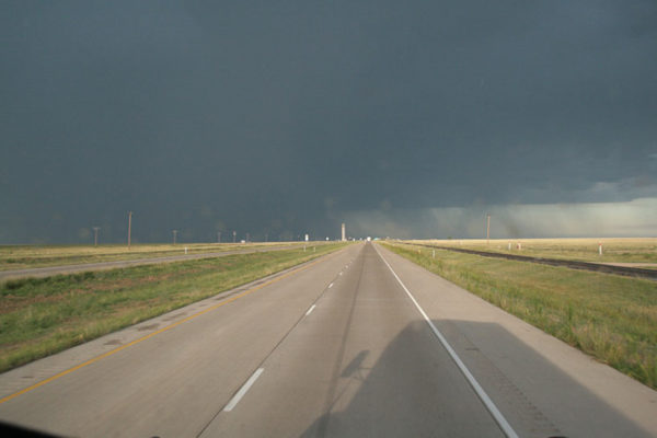 Grader Interstate in Oklahoma mit Wolken am Horizont