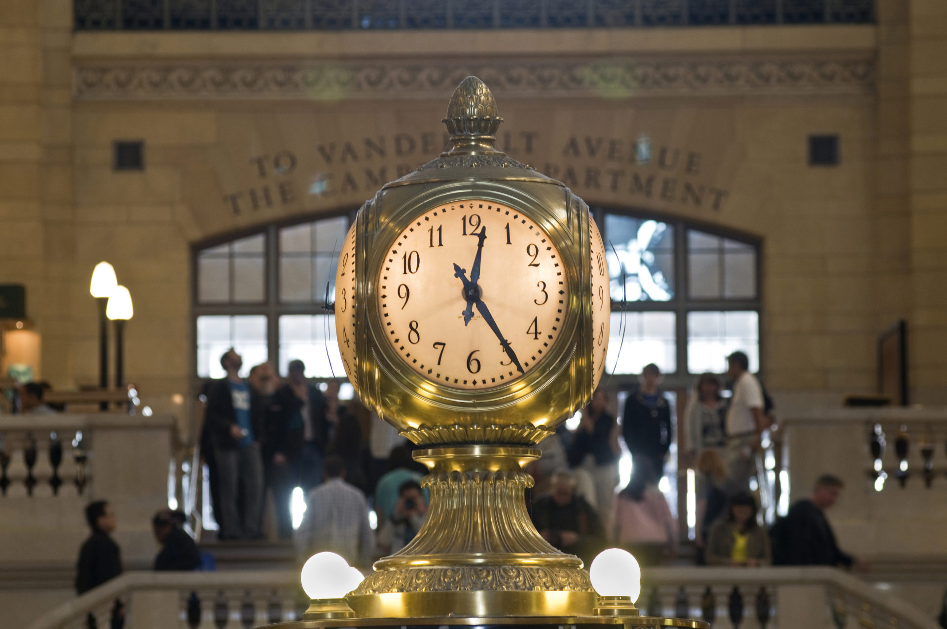 Die Uhr in der Empfangshalle des Bahnhofs Grand Central in the Big Apple