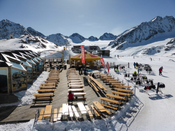 Biergarnituren an einer Talstation der Gletscherbahn im Pitztal