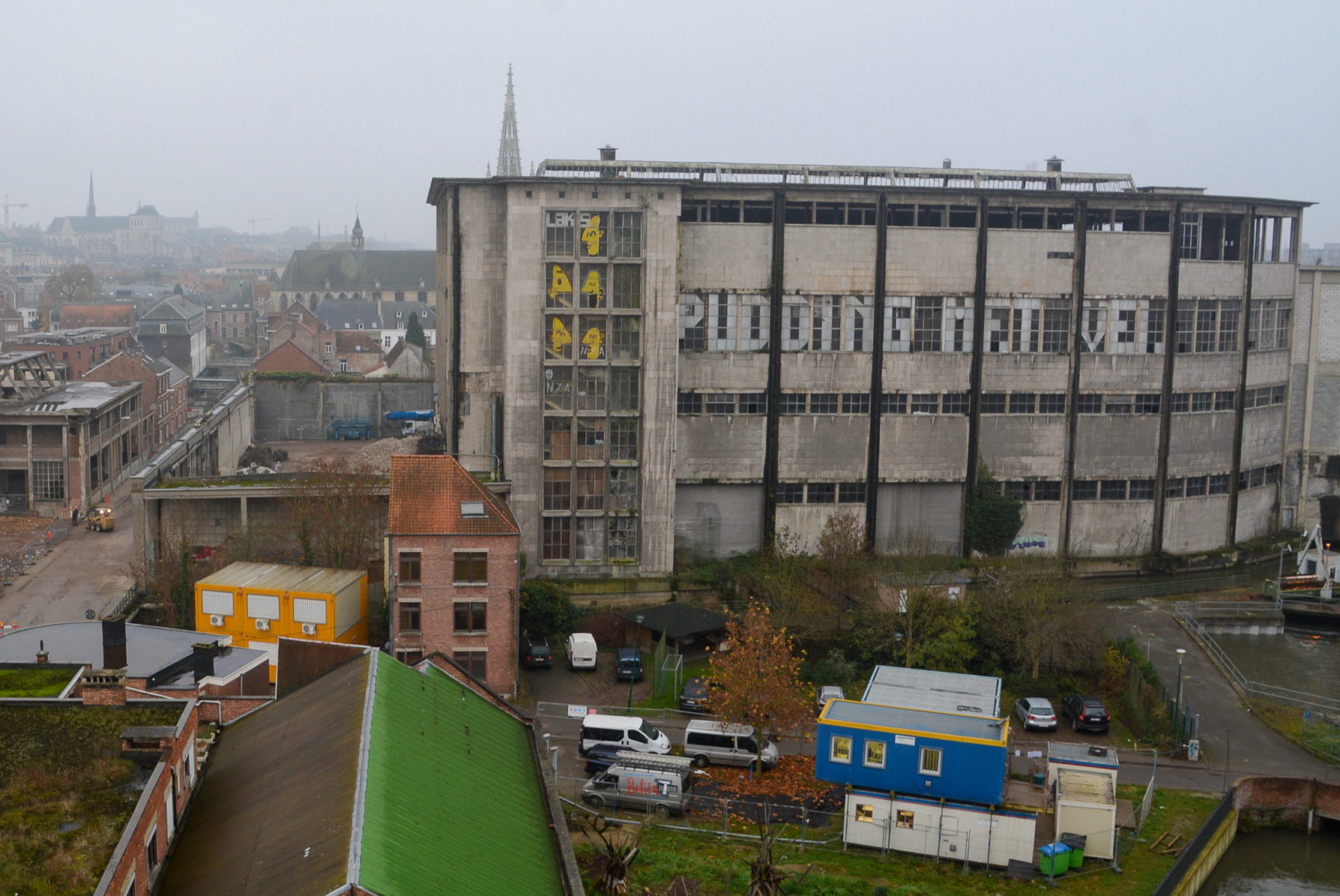 Graue Industriebauten in Belgien