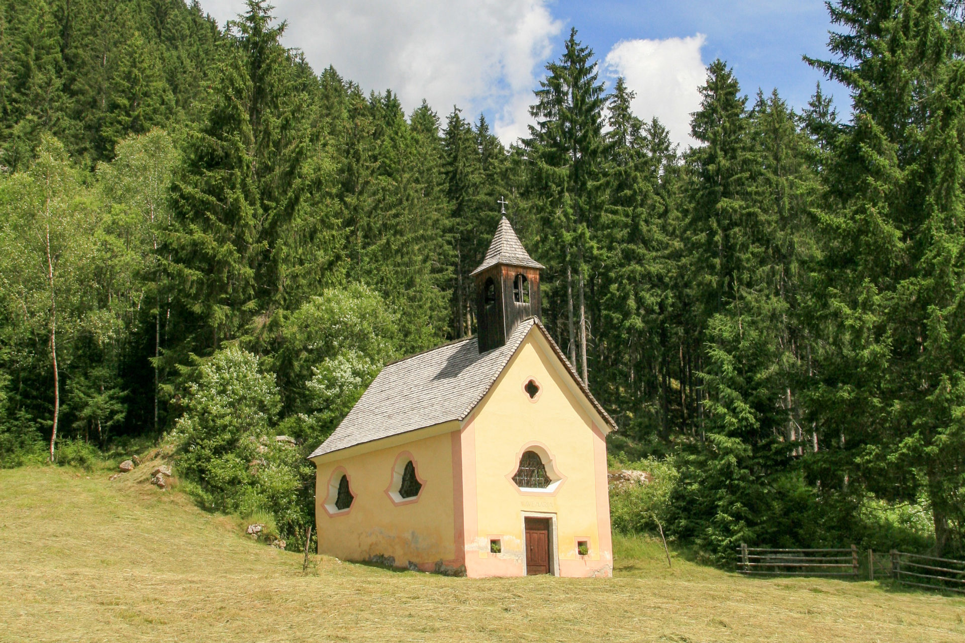 Kapelle auf Heuwiese hinter dem Hotel Quelle in Südtirol