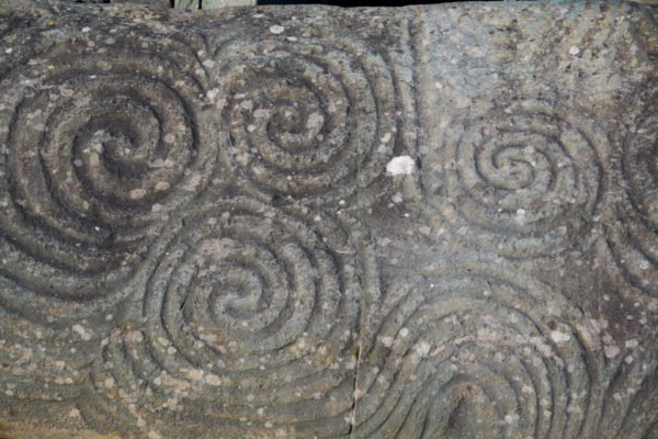 Keltische Runen Zeichen auf einem Hinkelstein in Newgrange