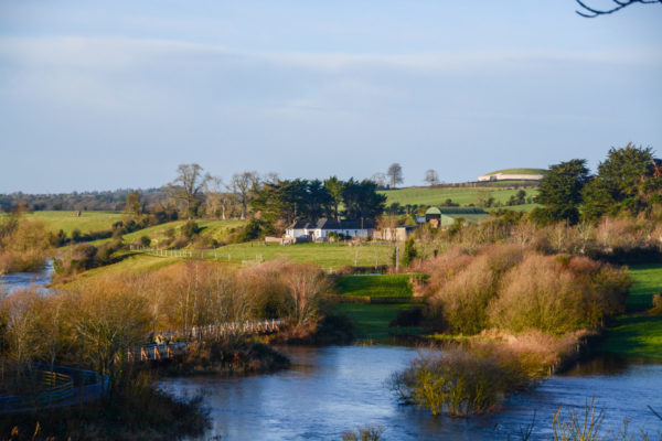 Flussauen mit Landsitz neben dem keltischen Grab bei Newgrange
