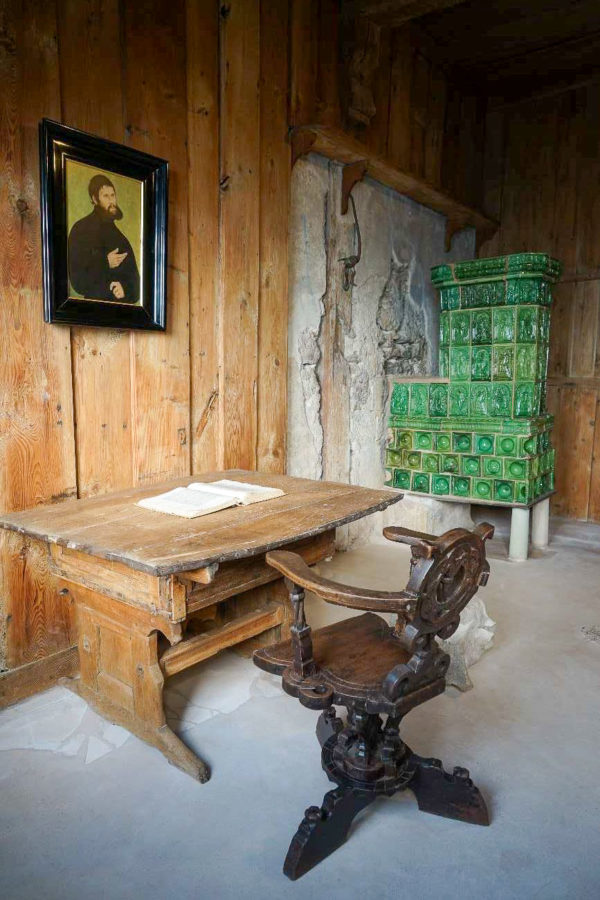 Schreibtisch mit Stuhl sind beliebte Reliquien in Luthers Stube in der Wartburg