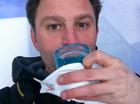 Autor Ralf trinkt aus einem Eisglas