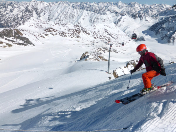 Skiläufer schiebt sich in einen Steilhang am Hochzeiger im Pitztal